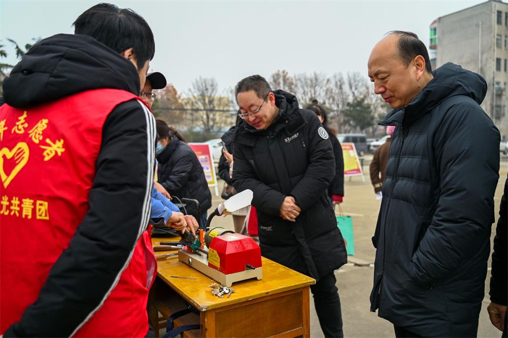 冬日里的“一抹红”！乐凯华光团委开展学雷锋志愿服务活动